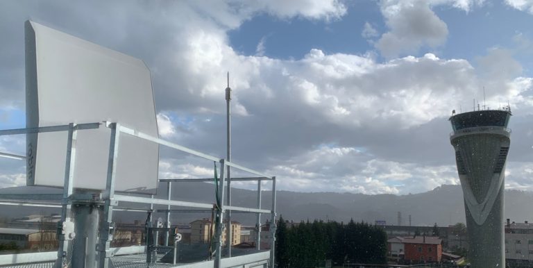 Aena instala el primer radar aviar del Estado en el Aeropuerto de Bilbao