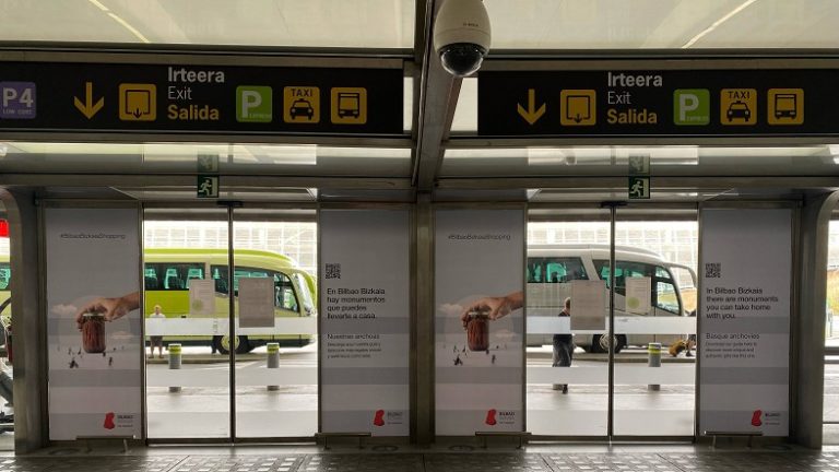 Bilbao Bizkaia promociona en el aeropuerto la compra de productos locales entre las personas que visitan el territorio